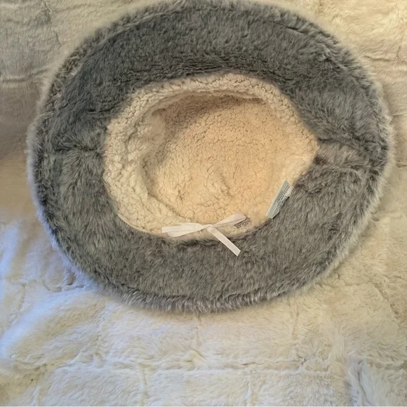 Sprigs Reversible Faux Fur/Sherpa
Bucket Hat
NWT
Gray/Beige
One Size Fits Most - Picture 5 of 8